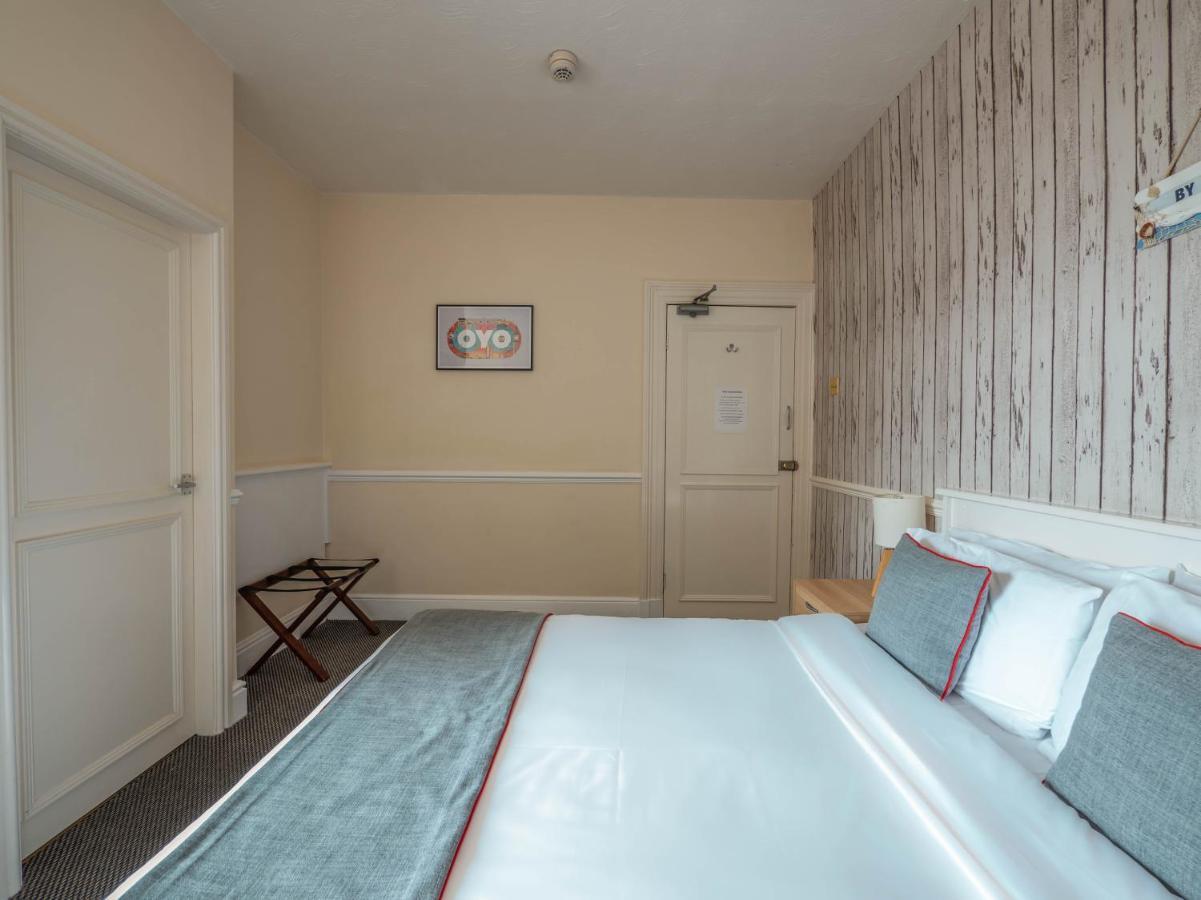 Oyo Pier Hotel Rhyl Esterno foto