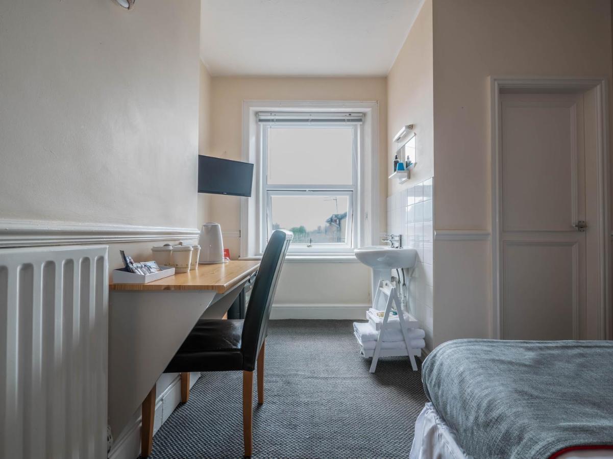 Oyo Pier Hotel Rhyl Esterno foto