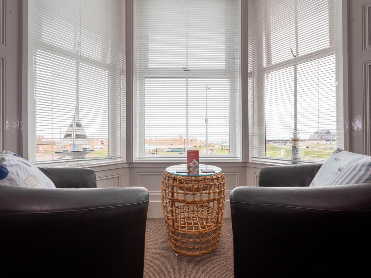 Oyo Pier Hotel Rhyl Esterno foto