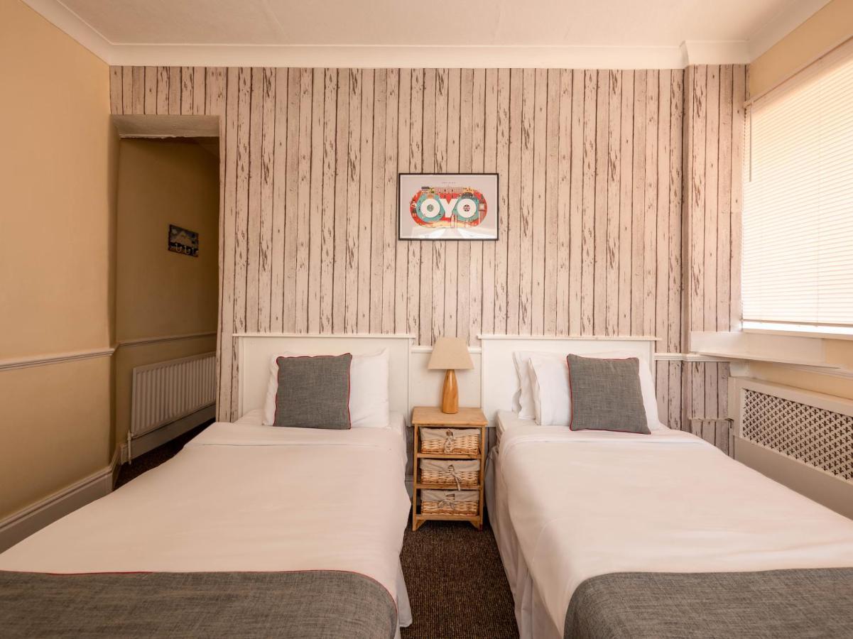 Oyo Pier Hotel Rhyl Esterno foto