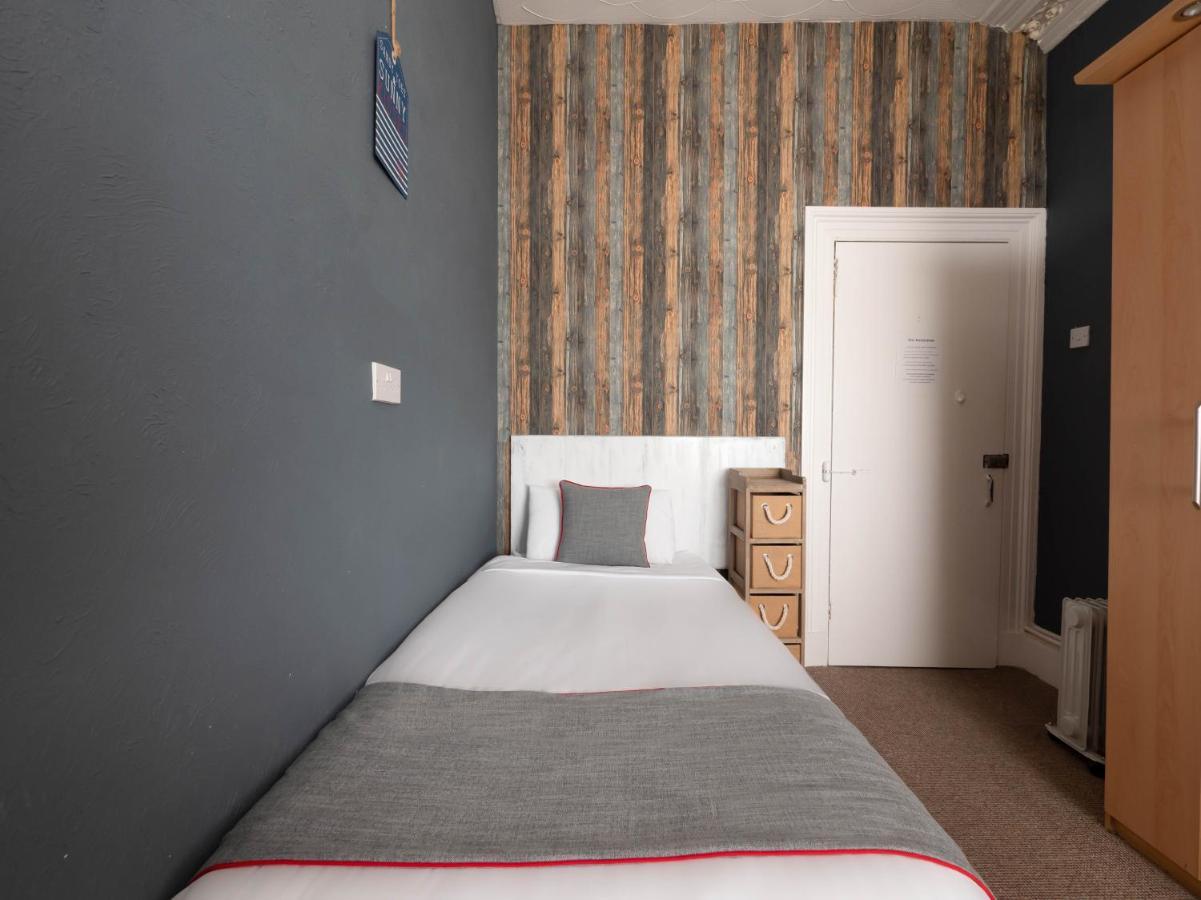 Oyo Pier Hotel Rhyl Esterno foto