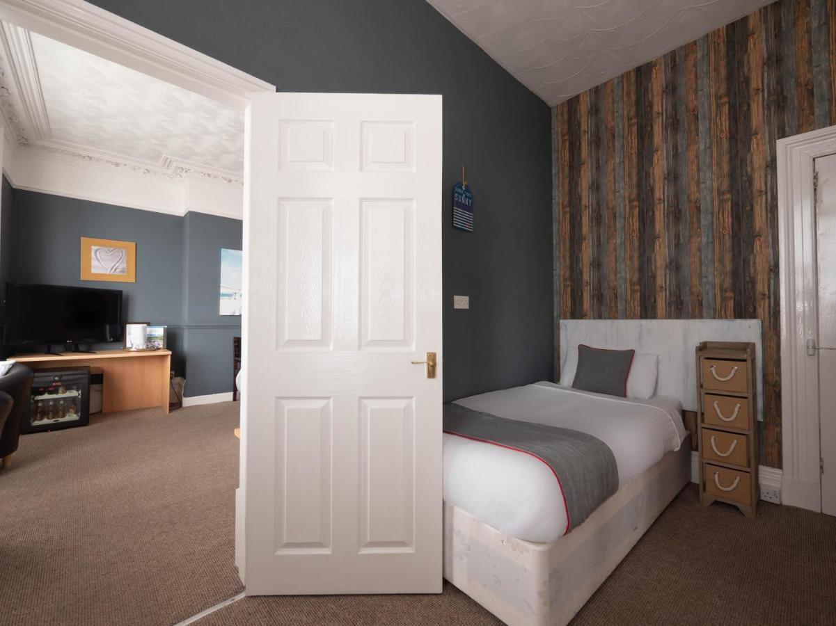 Oyo Pier Hotel Rhyl Esterno foto