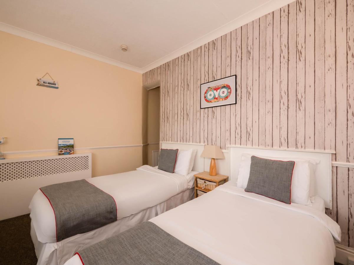 Oyo Pier Hotel Rhyl Esterno foto