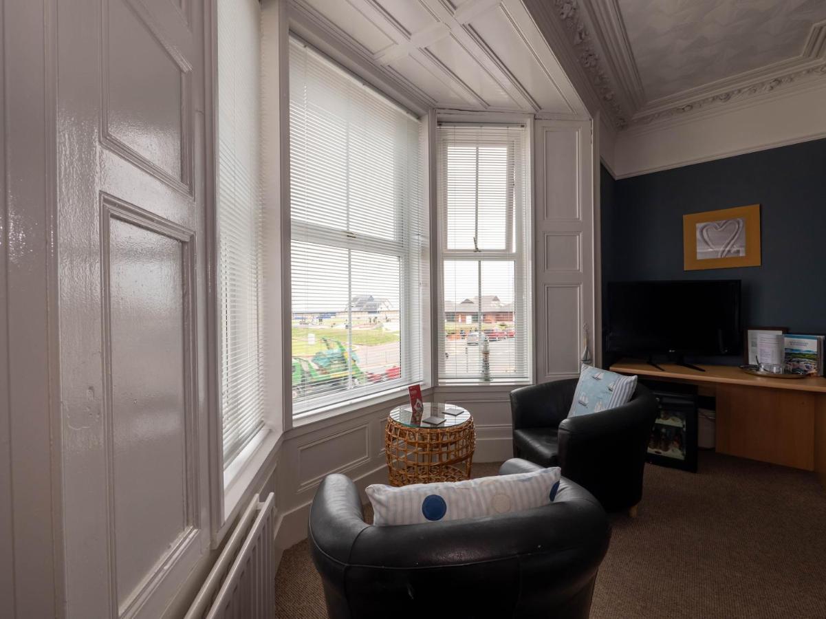 Oyo Pier Hotel Rhyl Esterno foto