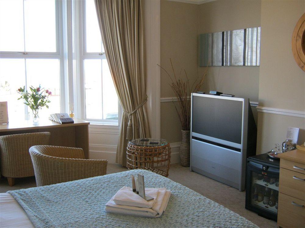 Oyo Pier Hotel Rhyl Esterno foto