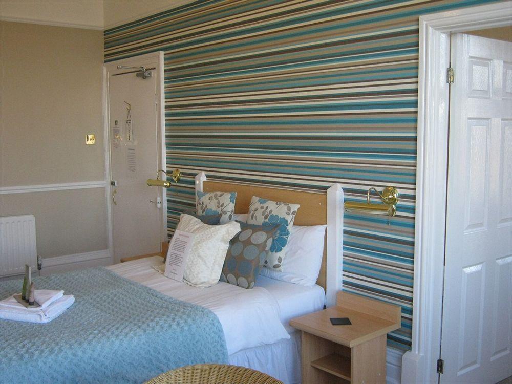 Oyo Pier Hotel Rhyl Esterno foto