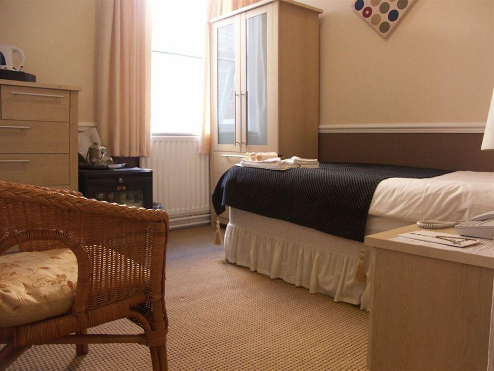 Oyo Pier Hotel Rhyl Esterno foto